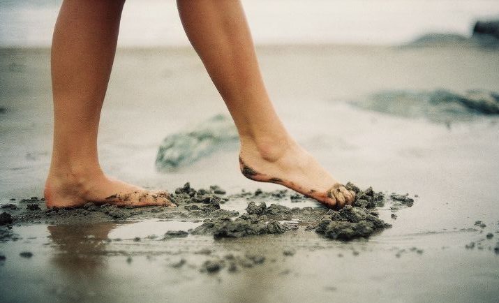 Voeten in het zand afbeelding voor website Met de voeten in de modder