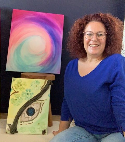 Foto van Wendy met het schilderij dat haar in haar eigen kracht laat staan